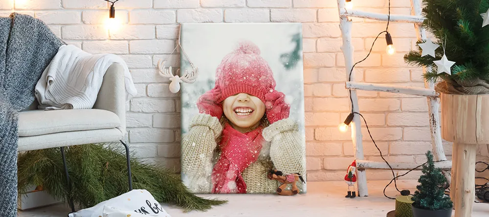 Christmas 2025: 4 Reasons to Choose Christmas Wall Art. Christmas canvas print featuring photo of little girl. 