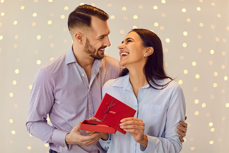 Romantic anniversary gift inspiration for her